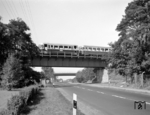 Der VT 12 der Meppen-Haselünner Eisenbahn überquert auf der 25,6 m langen Stadionbrücke die Lathener Straße in Meppen. Im Hintergrund die Brücke der noch im Bau befindlichen, zwei Jahre später eröffneten Umgehungsstraße. Der Triebwagen (Talbot 1954/95280) wurde 1971 zusammen mit dem VB 21 an die DGEG verkauft und in Baden-Oos untergebracht, jedoch 1975 verschrottet.  (09.1966) <i>Foto: Reinhard Todt</i>