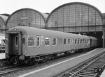 Steuerwagen BPw4ygf54 Nr. "99151 Hmb" im Bahnhof Hamburg-Altona. (09.1959) <i>Foto: Reinhard Todt</i>