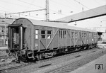 Gepäckwagen MDyge 986 "50 80 92-11323" in Hagen Hbf. (03.1975) <i>Foto: Reinhard Todt</i>