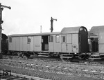 Der ehemalige badische Packwagen "0111 425 Wt" im Bahnhof Schwerte/Ruhr. Dieser Gepäckwagen Pw Bad 16 (Gruppe 122a) war mit 114 Exemplaren der häufigste Gepäckwagen aus Baden, der zwischen 1916 und 1921 gebaut wurde. Die führende Null der Betriebsnummer bedeutet, daß der Wagen mehr als 40 Jahre alt ist (sogenannter Nullwagen). (03.1959) <i>Foto: Reinhard Todt</i>