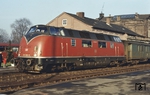 220 066 vor E 1644 im Bahnhof Holzminden. (20.12.1972) <i>Foto: Prof. Dr. Willi Hager</i>