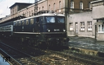 Zwischen 1956 und 1971 wurden insgesamt 451 Lokomotiven der Baureihe E 41 ausgeliefert. E 41 001 bis 024 waren im Sinne des damals gültigen Konzepts als Elektrolok mit Höchstgeschwindigkeit von 120 km/h als Schnellzuglok klassifiziert und daher in kobaltblau lackiert. Erst mit Heraufsetzung der zur Klassifizierung als Schnellzuglok notwendigen Höchstgeschwindigkeit auf 140 km/h wurde die Lackierung in das für Personenzug- (und Güterzugloks) vorgesehene chromoxydgrün abgeändert. In ihrer kobaltblauen Originallackierung steht E 41 015 in Augsburg Hbf zur Abfahrt bereit. (1965) <i>Foto: Prof. Dr. Willi Hager</i>