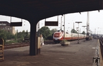 Im Intercity-Einsatz fährt ein 601 in Gleis 4 des Göttinger Hauptbahnhofs ein. (05.1972) <i>Foto: Prof. Dr. Willi Hager</i>