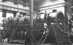 Bau der sächsischen XX HV Nr. 66, die als Fabriknummer 4000 bei Hartmann in Chemnitz entstand und als 19 005 bei der Reichsbahn bis 1965 Dienst tat. (1918) <i>Foto: Werkfoto, Slg. J. Glöckner</i>