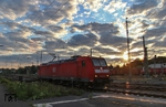 Sonnenaufgang in Solingen Hbf. Durch den Bahnhof fährt 185 047 Richtung Gremberg, allerdings ohne den angehängten EK 51152 aus Hagen-Vorhalle. (11.06.2015) <i>Foto: Joachim Bügel</i>
