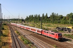 Der Blick in die südliche Richtung verrät dem Kenner, dass auch bereits das SpDrL60-Stellwerk "Of" verschwunden ist. Das markante Stellwerk (vgl. Bild-Nr. 9114) war von 1972 bis 2012 in Betrieb und wurde durch ein EStw ersetzt. 111 013 schiebt gerade RB 27711 nach Bonn-Mehlem aus dem Bahnhof. (10.07.2015) <i>Foto: Joachim Bügel</i>