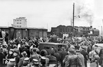 Von den Amerikanern organisierte Hilfslieferungen verlassen im "Freundschaftszug" mit 50 2515 vom Bw Bremen Vbf den Bahnhof Bremerhaven. (03.1948) <i>Foto: Hans Berkowski</i>