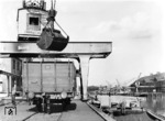 Umladen von Kohle aus dem Schiff auf die Reichsbahn im Berliner Westhafen, hier in den offenen Güterwagen "Breslau 49921". (1941) <i>Foto: RVM (Ittenbach)</i>