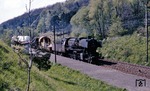 50 1352 vor einem Güterzug mit Lademaßüberschreitung am Haltepunkt Schalkhausen, westlich von Ansbach. (04.1965) <i>Foto: Mike Harper</i>