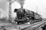 44 0167 (44 167) mit einem Güterzug am Abzweig Ac bei Halle/Saale auf dem Weg in die Nordhäuser Heimat. (25.04.1981) <i>Foto: Erich Preuß</i>