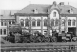 Am Freitag, den 4. Mai 1951, um 13.30 Uhr explodierte auf Stand 3 des Anheizhauses des Meininger Reichsbahnausbesserungswerkes 95 6679 (Baujahr 1921, ehem. Lok "ELCH" der Halberstadt-Blankenburger Eisenbahn). Die Lokomotive war am 15. März 1951 ins RAW gebracht worden, weil eine L-2-Untersuchung anstand. Nachdem die Arbeiten abgeschlossen waren, fand am 30. April eine Probefahrt statt, anschließend wurde das Feuer wieder gelöscht und die Lokomotive war über den Maifeiertag abgestellt. Danach war vorgesehen, die Endabnahme der Lok durchzuführen und sie dann nach Berlin zu überführen. Dazu wurde die Lok im Stand 3 des Anheizhauses wieder angeheizt. Bei der Endabnahme stellte der dafür von Berlin entsandte Mitarbeiter fest, dass das Manometer, das den Kesseldruck anzeigte, nicht arbeitete. Er verweigerte daraufhin die Abnahme. Der verantwortliche Meister beauftragte daraufhin Spezialisten des RAW Meiningen, einen Ventileinsteller und die Armaturenwerkstatt, das Problem zu beheben. Im RAW gab es nur ein mobiles Prüfmanometer, das aber gerade an anderer Stelle eingesetzt war. Mit diesem hätte der Kesseldruck zwischenzeitlich überwacht werden können. Über die Mittagspause hinweg wurde die Lok durch ungenügende Kommunikation der Beteiligten weiter beheizt. Ohne Kontrolle steig der Kesseldruck auf 20 atü, was zunächst unbemerkt blieb, das Manometer arbeitete ja nicht. Als schwächster Teil der Kesselanlage erwies sich dann die Verbindung zwischen Dampfkessel und Feuerbüchse. Bolzen, die die beiden Teile verbanden, brachen, Wasser und Dampf strömten in großer Menge aus, auch direkt in das Feuer. Dort verdampfte das Wasser schlagartig. Dadurch explodierte um 13.30 Uhr der Kessel und wurde zusammen mit der Feuerbüchse durch das Dach und rund 100 Meter weit geschleudert. Dabei überflog er den Betriebskindergarten des Raw, schlug auf der Ernststraße auf und wurde in die Grünfläche vor dem Landeskrankenhaus geschleudert. Elf Menschen starben, darunter eine Passantin auf der angrenzenden Straße, fünf weitere wurden schwer und sechs leicht verletzt.  (05.1951) <i>Foto: Slg. Erich Preuß</i>