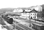 Blick auf die damals noch beschauliche Gleisanlage des am 3. August 1872 eröffneten Bahnhofs Buchholz. Der Bahnsteig links diente den Zügen der Linie Flöha - Weipert (-Komotau), während der hintere Bahnsteig für die Züge der am 1. Dezember 1889 eröffneten Strecke nach Schwarzenberg vorbehalten war. Die Bahnhofsbezeichnung änderte sich mehrfach, so 1911 in Buchholz (Sa) und 1934 in Buchholz (Sachs). Nach dem Zusammenschluss der benachbarten Städte Annaberg/Erzgeb und Buchholz/Sachsen wurde am 1. September 1949 der Bahnhof in Annaberg-Buchholz Süd umbenannt. Das Stationsgebäude ist in seiner Architektur bis heute unverändert erhalten geblieben.  (1910) <i>Foto: RVM</i>
