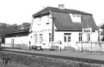 Empfangsgebäude des Ostseebads Baabe an der Rügenschen Kleinbahn. (04.1977) <i>Foto: Erich Preuß</i>