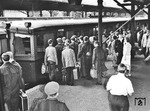 Szene auf einem unbekannten S-Bahnsteig in Berlin. Die Frage ist, was der Mann mit der langen Stange vorhat ? (1966) <i>Foto: Slg. Erich Preuß</i>