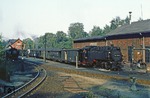 99 1757 verlässt mit P 14088 den Bahnhof Bertsdorf in Richtung Oybin. Links steht 99 1750 vor P 14492 nach Jonsdorf bereit. (05.09.1980) <i>Foto: Wolfgang Bügel</i>