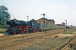 Kleiner Plausch mit dem Lokpersonal der 41 1137 vor P 6454 im Bahnhof Haldensleben. (07.09.1980) <i>Foto: Wolfgang Bügel</i>