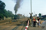 Zu damaligen Zeit war die Ausfahrt der 41 1137 in Haldensleben Alltag und scheint daher für die Wartenden am Bahnübergang "Klinggraben" auch auf kein besonderes Interesse zu stoßen. (07.09.1980) <i>Foto: Wolfgang Bügel</i>