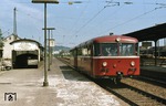 795 438 mit Beiwagen 995 im Bahnhof Engers an der rechten Rheinstrecke. (17.07.1978) <i>Foto: Peter Schiffer</i>