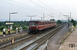 Aus Koblenz kommend hat 426 002 den Haltepunkt Urmitz-Rheinbrücke erreicht. (21.06.1978) <i>Foto: Peter Schiffer</i>