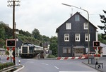 Anlässlich des Wiehler Heimatfestes ist 211 072 mit dem historischen Rheingoldzug in Bielstein unterwegs. (11.06.1978) <i>Foto: Peter Schiffer</i>