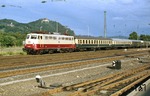 Vor der Kulisse von Schloss Drachenburg und Burg Drachenfels fährt 112 498 mit D 214 "Rhein-Express" (Innsbruck - Hoek van Holland) durch den Bahnhof Bonn-Mehlem. (23.06.1978) <i>Foto: Peter Schiffer</i>