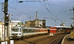 420 122 verlässt als S 11 nach Köln-Chorweiler den Kölner Hauptbahnhof. Auffällig ist das Mischmasch des Zuges in der alten Münchener blau/weißen Lackierung mit dem NRW-Farbkleid im orange-kieselgrauen Design. (18.06.1978) <i>Foto: Peter Schiffer</i>