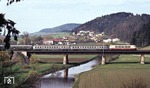 Mit einem Eilzug von Nürnberg nach München überquert eine 103 die Altmühl bei Treuchtlingen. (05.05.1978) <i>Foto: Peter Schiffer</i>