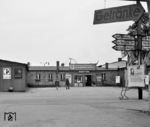 Im Februar 1945 wurden das Empfangsgebäude und weitere Teile des Bahnhofs Cottbus bei einem Luftangriff zerstört. Nach dem Krieg wurden anstelle der zerstörten Gebäude Baracken für die Reisenden gebaut. Diese Provisorien hielten sich bis in die 1970er Jahre. (1969) <i>Foto: Historische Sammlung der Deutschen Bahn AG</i>