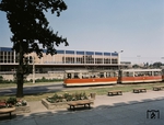 Das neue Empfangsgebäude von Cottbus mit einem Gothawagen der Cottbuser Straßenbahn in der Vetschauer Straße. (05.10.1982) <i>Foto: Erich Preuß</i>