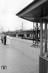 So sah es noch zu Zeiten der Bahnsteigsperren aus. Die Abholer ohne Fahrkarte mussten draußen bleiben. Ab dem 1. September 1965 wurden bei der DB die Bahnsteigsperren sukzessive in einzelnen Bahnhöfen abgeschafft, im Sommer 1974 dann flächendeckend.  (1965) <i>Foto: Burger</i>
