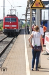 Der Zugverkehr Richtung Solingen erfolgt ausschließlich über Gleis 5. Für die Reisenden bleibt nur noch ein schmaler Streifen während des Umbaus übrig. Das historische Bahnsteigdach fiel schon vor zwei Jahren der Spitzhacke zum Opfer. (17.07.2015) <i>Foto: Joachim Bügel</i>