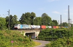 Die Güterzugstrecke in Opladen wird künftig in diesem Bereich auf den Standort eingeschwenkt, wo der Fotograf steht. Railpool 186 101 passiert mit DGS 40031 (Rotterdam Waalhaven - Melzo) die Bahnüberführung an der Lützenkirchener Straße, die künfig 50 m nach rechts verlegt wird. (17.07.2015) <i>Foto: Joachim Bügel</i>