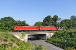 185 250 und 185 209 vor GM 60305 (Oberhausen West - Andernach) auf der "alten" Trasse der Güterzugstrecke Duisburg-Wedau - Gremberg im Bahnhof Opladen. (17.07.2015) <i>Foto: Joachim Bügel</i>