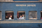 Reisende im Bahnhof Dhaka-Kamlapur. Wie in jedem Land, das vor langer Zeit britische Kolonie war, gibt es auch in Bangladesch ein recht dichtes Zugsystem, das ziemlich gut funktioniert, obwohl man meinen würde, das Rollmaterial sei noch aus der Kolonisationszeit. (08.01.2015) <i>Foto: Johannes Glöckner</i>
