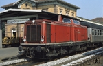 211 332 vor E 2001 im Bahnhof Villingen. (14.08.1973) <i>Foto: Prof. Dr. Willi Hager</i>