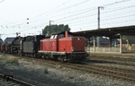 Für den Eisenbahnfreund damals der Gau: Dieselvorspann mit 212 236 vor einer ölgefeuerten 042 im Bahnhof Rheine. (19.08.1973) <i>Foto: Prof. Dr. Willi Hager</i>