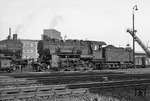 56 2122 (Henschel, Baujahr 1921) ergänzt ihre Kohlenvorräte im Bw Münster/Westf. Die Lok schied am 20.11.1958 aus dem Bestand der DB aus.  (1955) <i>Foto: Reinhard Todt</i>