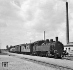 75 048 ist mit einer interessanten Zugkomposition aus Aulendorf in Bad Wurzach eingetroffen. (08.1953) <i>Foto: Reinhard Todt</i>