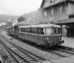 Ein VT 98 mit einem dazwischen gehängten VB 140 im Bahnhof Brilon Wald. (10.1958) <i>Foto: Reinhard Todt</i>