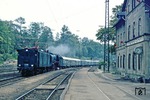 Am "Tag der Republik" fahren E 77 10 und 03 001 mit ihrem Sonderzug aus Dresden in Klingenberg-Colmnitz ein. (07.10.1980) <i>Foto: Joachim Bügel</i>