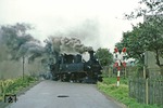 Selbst am höchsten Staatsfeiertag der DDR hatte die Schmalspurbahn keine Pause und so sind 99 1562 und 99 1586 mit Zug 66980 in Nebitzschen unterwegs. (07.10.1980) <i>Foto: Joachim Bügel</i>