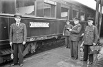 Übernahme des "Skandinavien-Holland-Express" durch das niederländische Zugpersonal im Grenzbahnhof Bad Bentheim.  (1950) <i>Foto: Hans Berkowski</i>