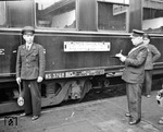 Übernahme des "Skandinavien-Holland-Express" durch das niederländische Zugpersonal im Grenzbahnhof Bad Bentheim.  (1950) <i>Foto: Hans Berkowski</i>