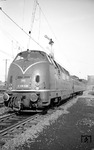 V 200 036 (Bw Hamm P) verlässt mit D 306 den Duisburger Hauptbahnhof südwärts. (1962) <i>Foto: Willi Marotz</i>