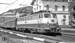 Die ursprünglich für TEE- und F-Züge mit Henschel-Schnellfahrdrehgestellen für bis zu 160 km/h ausgerüstete 112 269 (Bw Dortmund) vor einem Schnellzug im Bahnhof Rüdesheim. (20.06.1972) <i>Foto: Frank Lüdecke</i>
