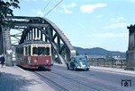 Auf der Weserbrücke in Rinteln mussten sich die Extertalbahn und der Straßenverkehr die Fahrbahn teilen. Die nicht mehr haltbaren Verkehrsverhältnisse wurden zugunsten des Individualverkehrs entschieden und der Eisenbahnverkehr im September 1970 komplett eingestellt. (29.05.1968) <i>Foto: Dieter Junker</i>