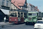 Diese Verkehrssituation in in der Rintelner Innenstadt verdeutlicht, warum die Bahn weichen musste. Heute mindestens auch so interessant wie der Westwaggon-Triebwagen aus dem Jahr 1953, der Büssing-7500-Lkw der Brauerei Barre aus Lübbecke. (29.05.1968) <i>Foto: Dieter Junker</i>