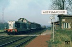 Auf der grenzüberschreitenden oberen Saartalbahn von Saarbrücken nach Sarreguemines/F fährt die dieselelektrische SNCF-66042 durch den Bahnhof Auersmacher. (03.1973) <i>Foto: Dieter Junker</i>