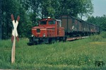 1967 wurde die 1952 für die Pfälzischen Lokalbahnstrecken Mundenheim–Meckenheim und Neustadt–Speyer beschaffte V 29 952 an die Mittelbadische Eisenbahnen AG (MEG) verkauft, bei der sie bis 1980 als V 29 01 eingesetzt wurde. Mit einem Rollwagen-Güterzug ist sie hier auf der Strecke Schwarzach - Iffezheim unterwegs. (19.05.1970) <i>Foto: Dieter Junker</i>