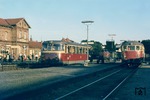 Im Gemeinschaftsbahnhof Süderbrarup begegnen einander der T 5 (MAN 1958) und der T 2 (rechts, LHL/NHG 1925) der Schleswiger Kreisbahn. Dahinter fährt ein DB-Zug aus Flensburg mit einer 211/212 ein. (05.1972) <i>Foto: Dieter Junker</i>